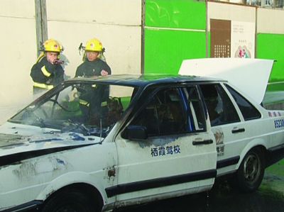 自燃被救下的教练车。